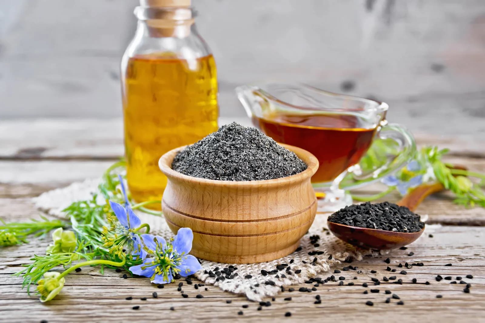 Huile de nigelle : bienfaits prouvés et conseils beauté naturels 2026
